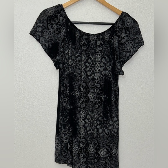 EUC Size medium black and gray patterned tee from Vanilla Sugar. - Picture 2 of 7